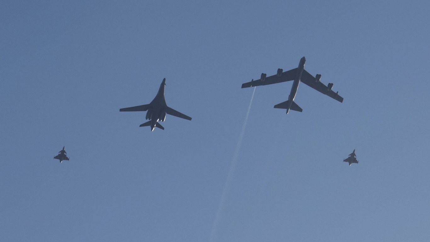 &quot;B-1B Lancer&quot; un &quot;B-52 Stratofortress&quot; kara lidmašīnas pavada zviedru &quot;Jas...