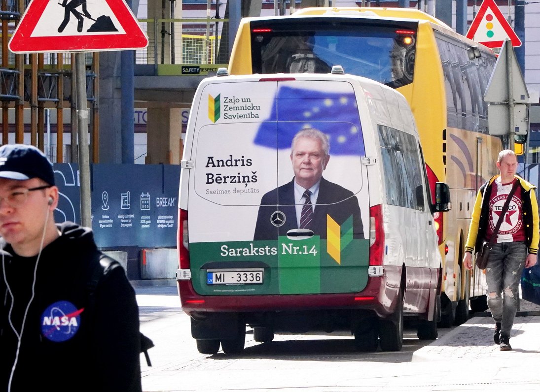 Zaļo un Zemnieku savienības Eiropas Parlamenta vēlēšanu reklāma uz automašīnas.