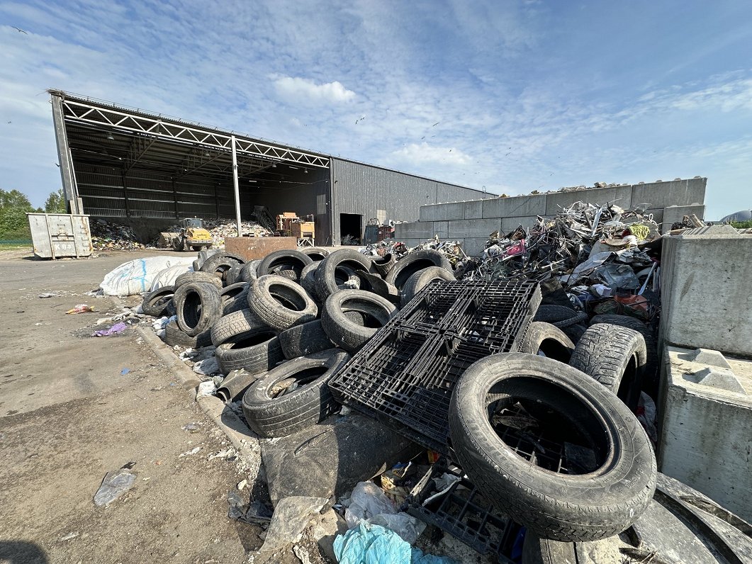 Atkritumu šķirošanas komplekss Grobiņas atkrituma poligona „Ķīvītes” teritorijā.