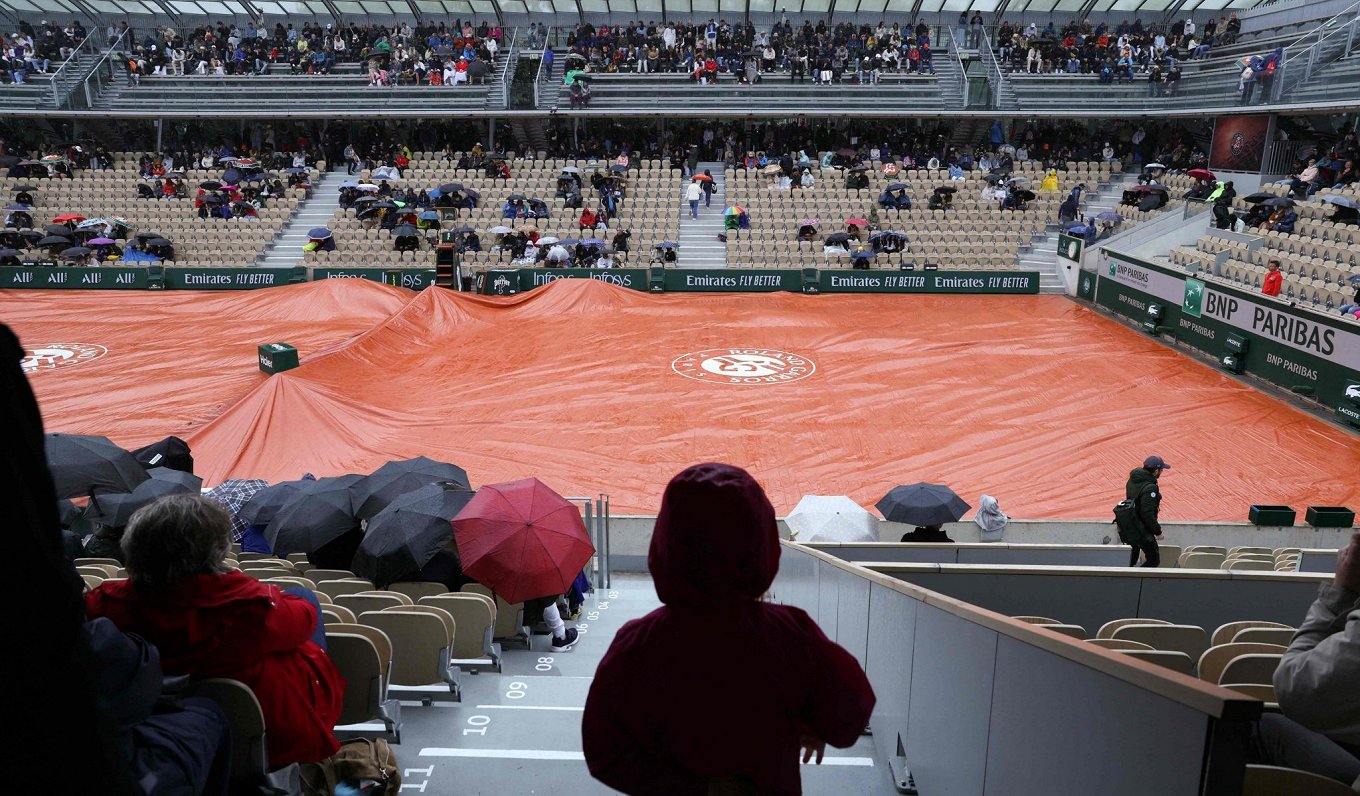 Lietus dēļ apsegts tenisa laukums &quot;Roland Garros&quot; tenisa stadionā