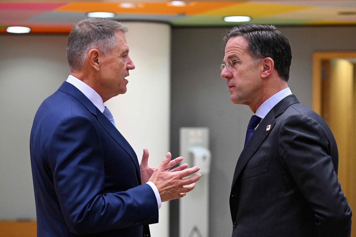Rumānijas prezidenta Klausa Johanisa (no kreisās) izstāšanās no cīņas varētu atbrīvot Nīderlandes pr...