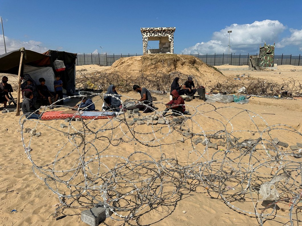 Palestīnieši meklē patvērumu uz robežas ar Ēģipti