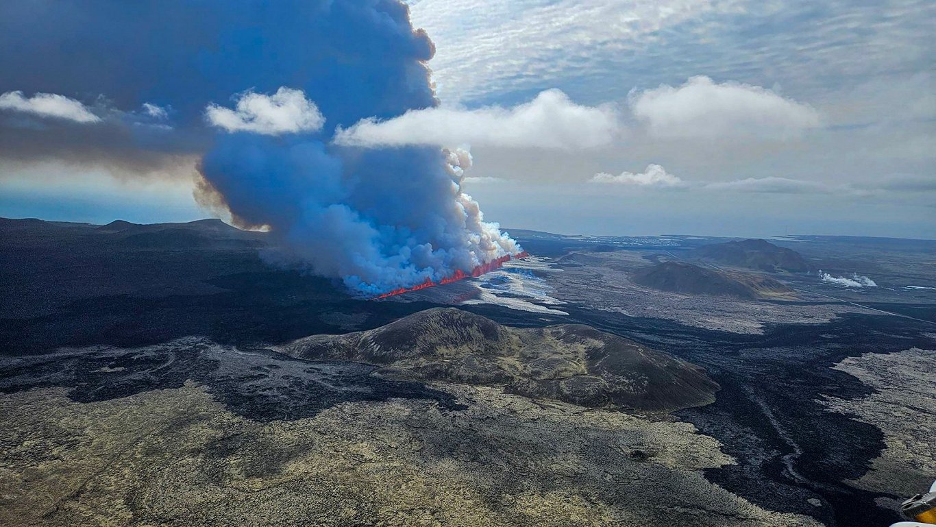 Islandē vulkāna izvirdums