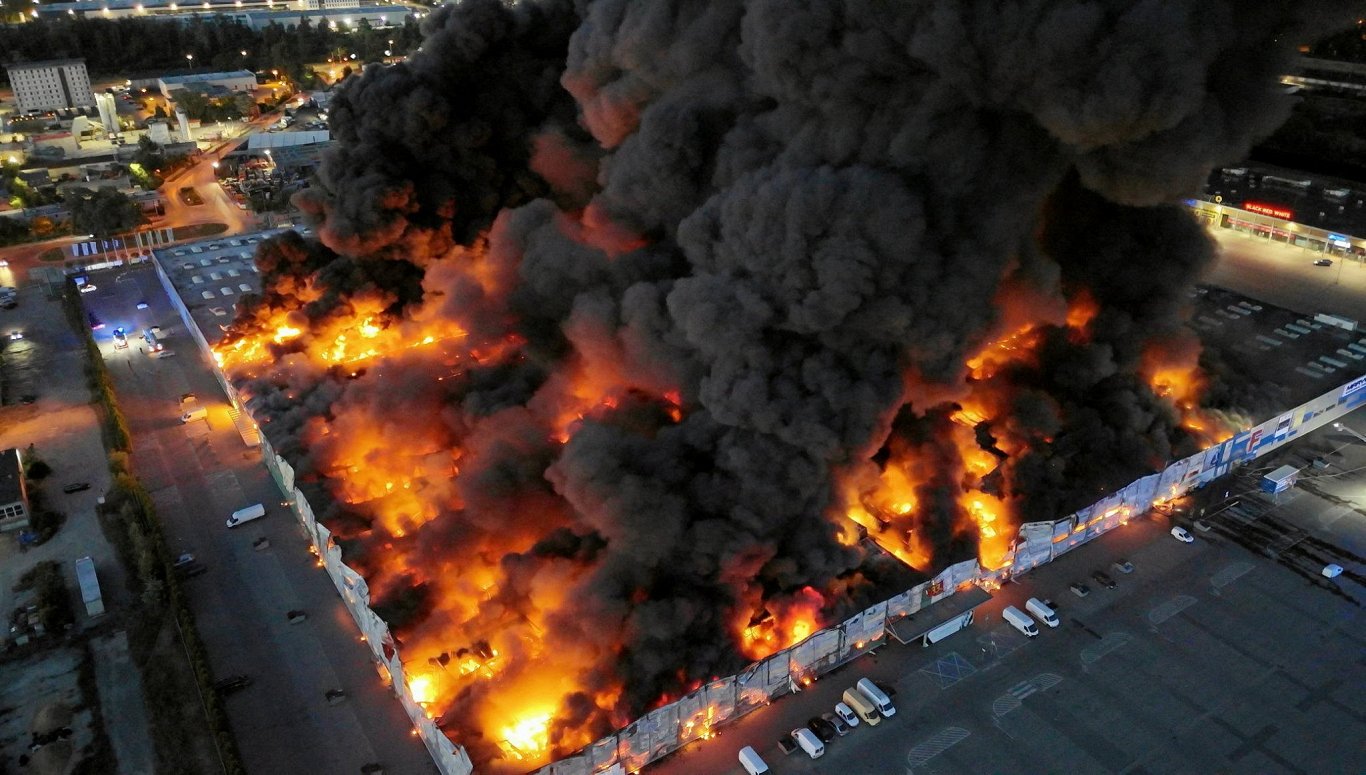 Liels ugunsgrēks nesen izpostīja tirdzniecības centru Varšavā