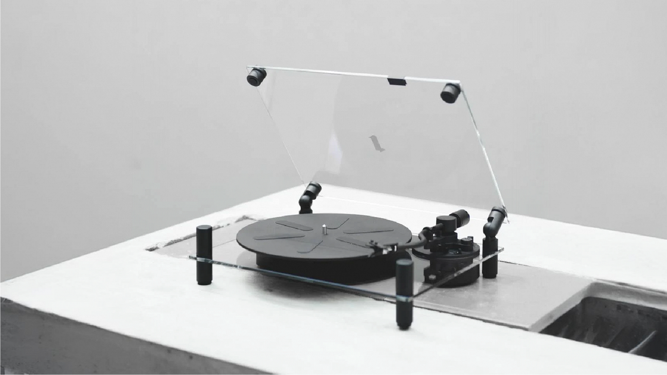 &quot;Transparent Turntable&quot; (Zviedrija)