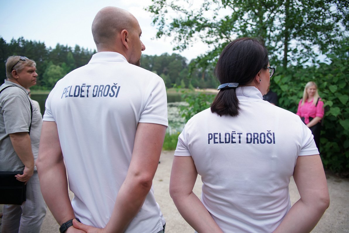 Bābelītes ezera peldvietā Rīgā pirmo reizi paceļ Zilo karogu
