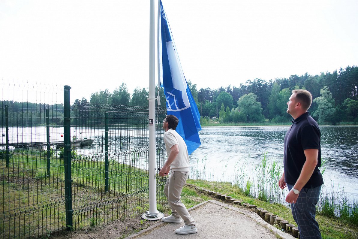 Bābelītes ezera peldvietā Rīgā pirmo reizi paceļ Zilo karogu