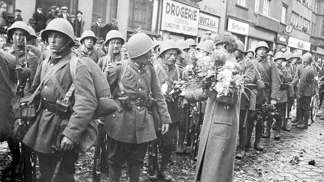Cešinas iedzīvotāji sveic poļu militārās vienības. Česki Tešīna, 1938.