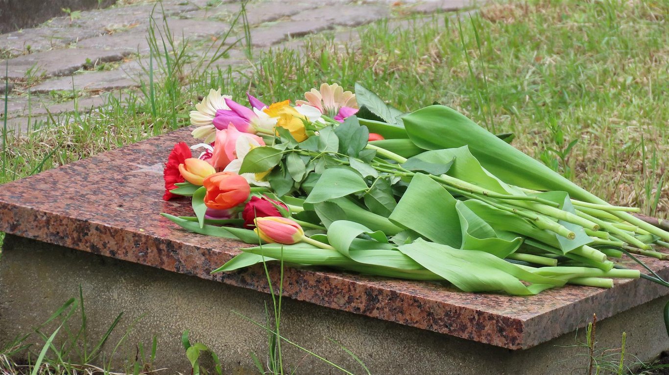 Цветы на воинских захоронениях в Лиепае 9 мая