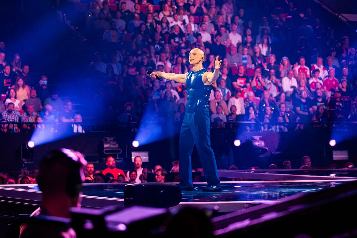 Донс во время второго полуфинала Евровидения