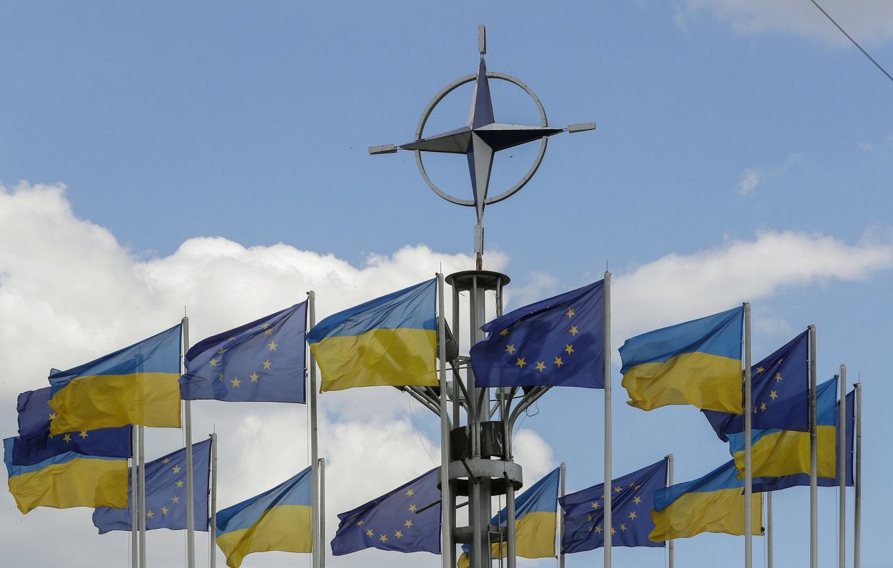 Флаги Украины и ЕС на фоне эмблемы НАТО. Украина, Киев. Июль, 2023 года