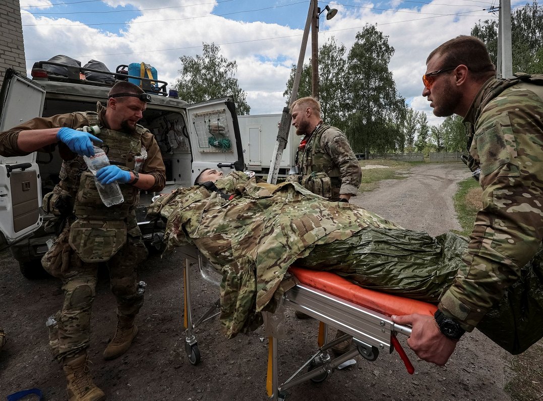 Парамедики забирают раненого. Украина, под Волчанском, Харьковская область, 12.05.2024.