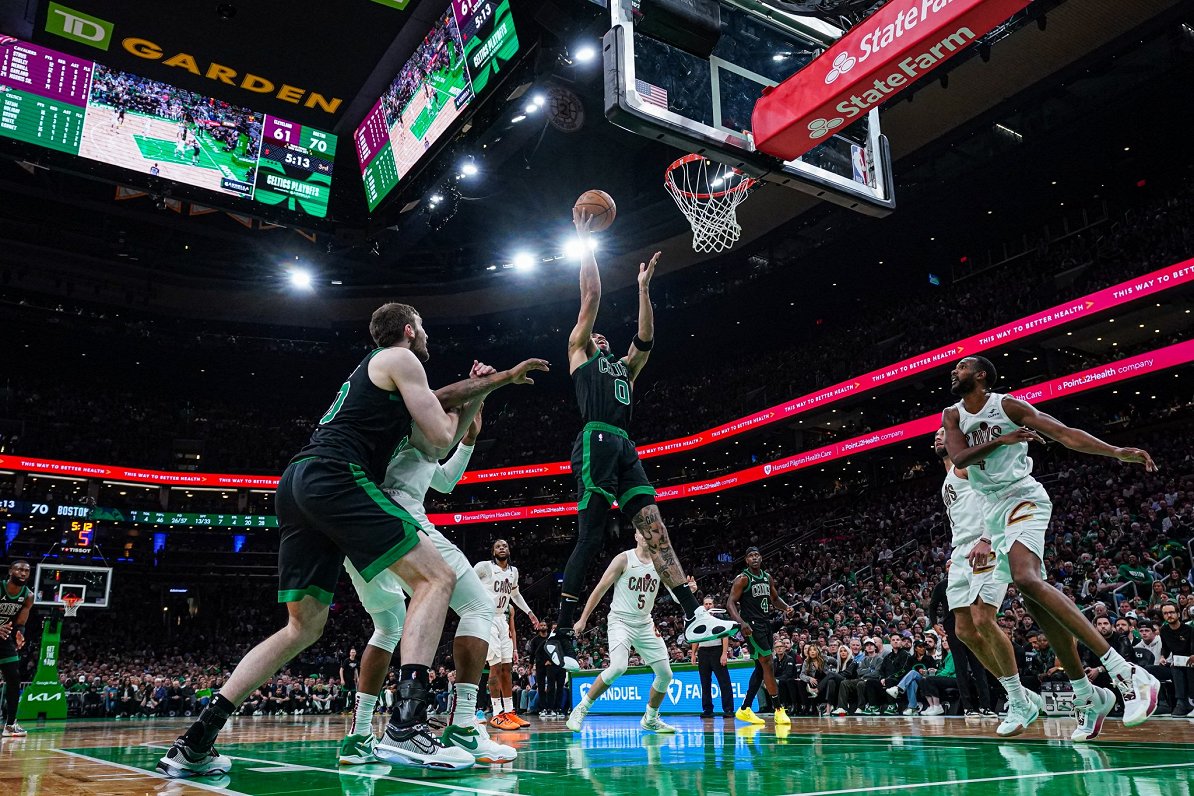 Bostonas &quot;Celtics&quot; basketbolisti uzbrukumā spēlē pret Klīvlendas &quot;Cavaliers&quot;