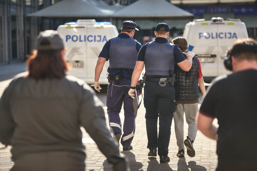 Рейд полиции на привокзальной площади в Риге. Иллюстрация