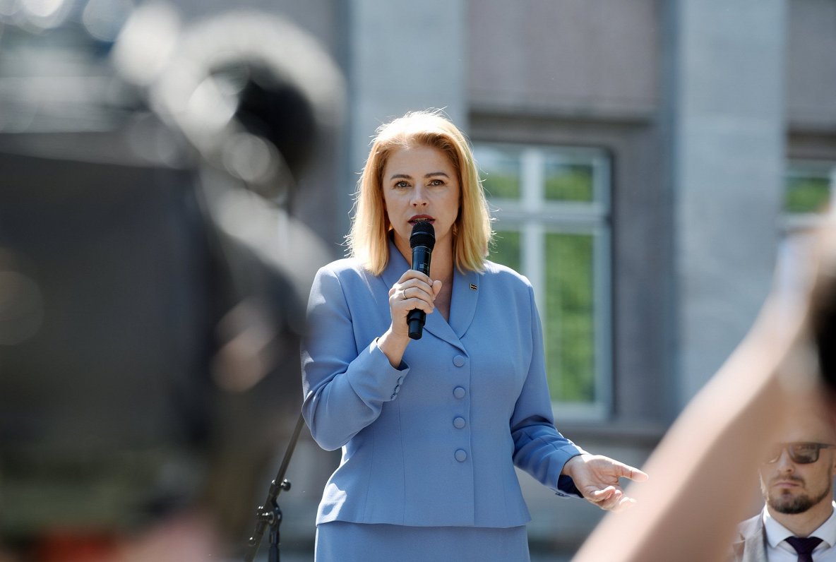 Премьер-министр Эвика Силиня обратилась к педагогам во время пикета у Кабинета министров