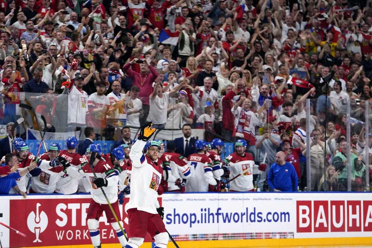 Čehijas izlases hokejists Davids Pastrņāks māj līdzjutējiem pēc finālspēles pasaules čempionātā