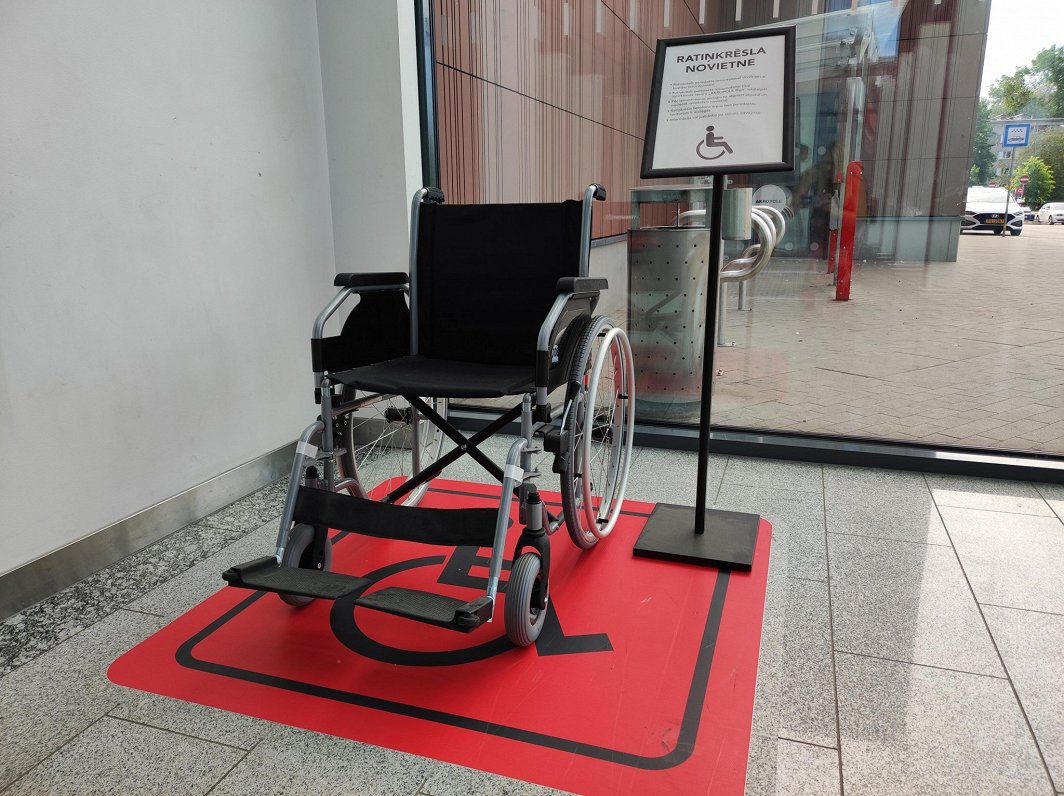 Rīga shopping malls make wheelchairs and defibrilators available