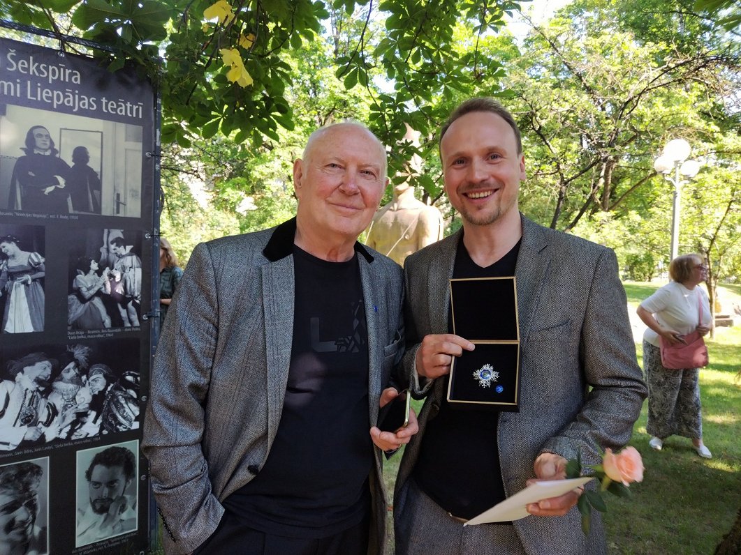Актер Александр Маликов (справа) с наградой Союза театральных деятелей Латвии