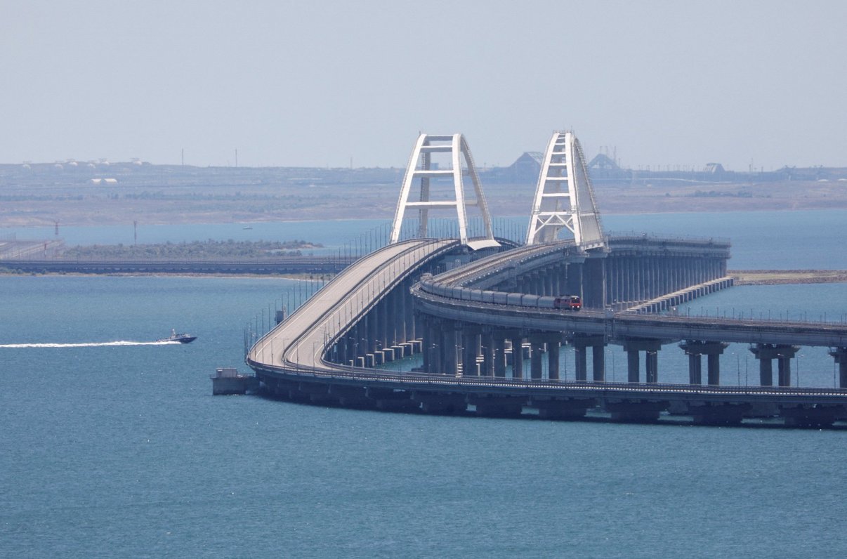 Kerčas tilts, kas savieno Krieviju ar okupēto Krimas pussalu