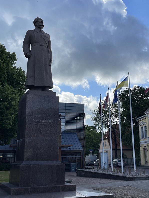 1954. gadā propagandas nolūkā uzstādītais un 2019. gadā par Ventspils pašvaldības finansējumu atjaun...