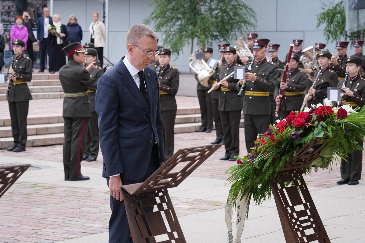 Komunistiskā genocīda upuru piemiņas dienas ziedu nolikšanas ceremonija.