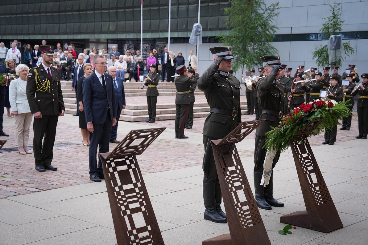 Komunistiskā genocīda upuru piemiņas dienas ziedu nolikšanas ceremonija.