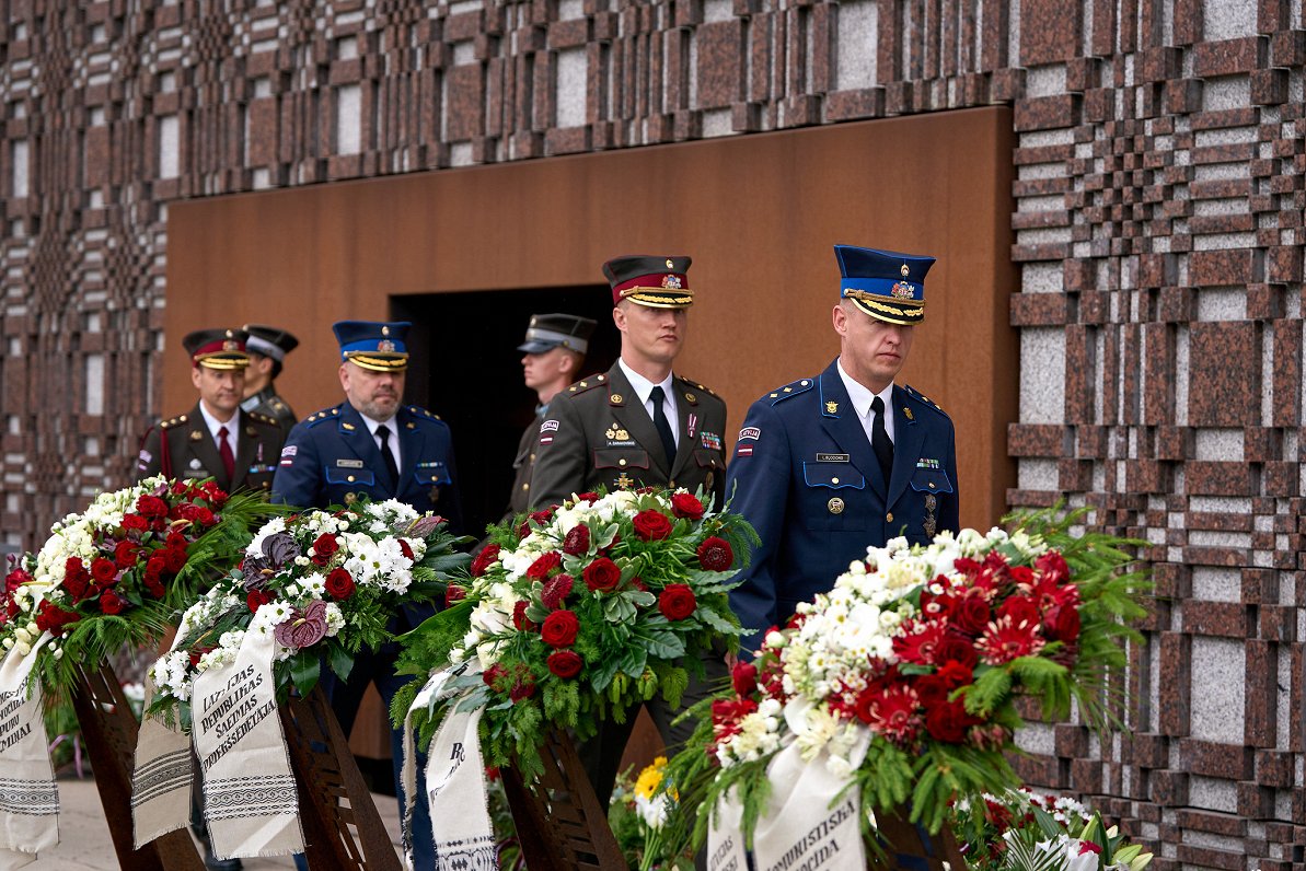 Komunistiskā genocīda upuru piemiņas dienas ziedu nolikšanas ceremonija.