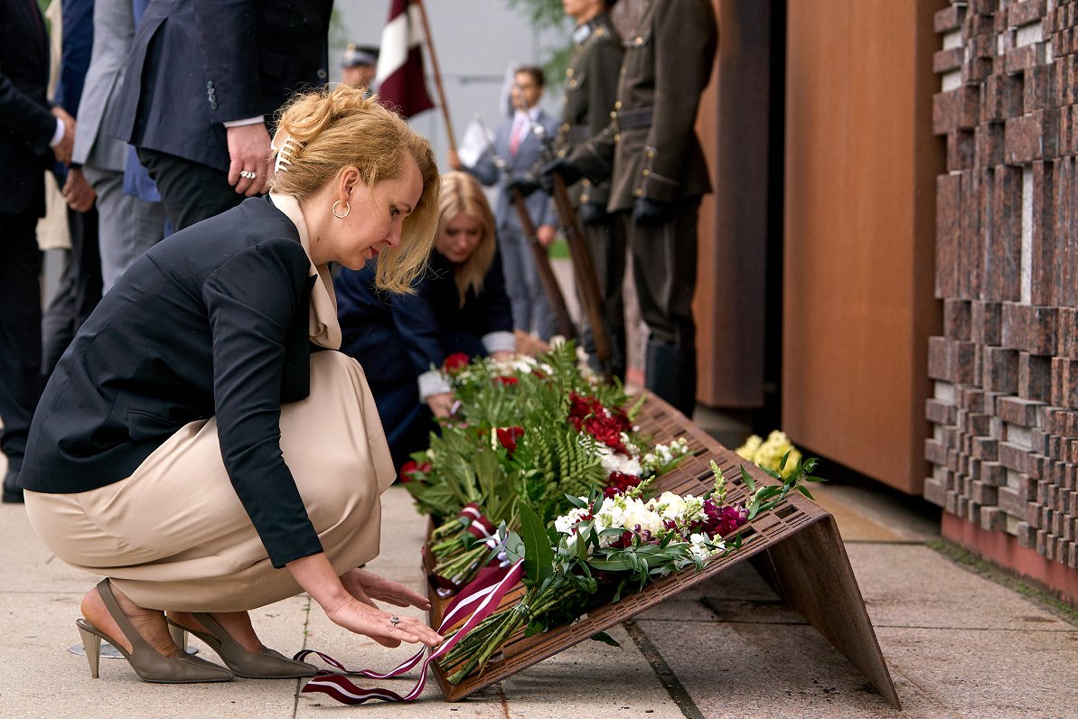 Komunistiskā genocīda upuru piemiņas dienas ziedu nolikšanas ceremonija.