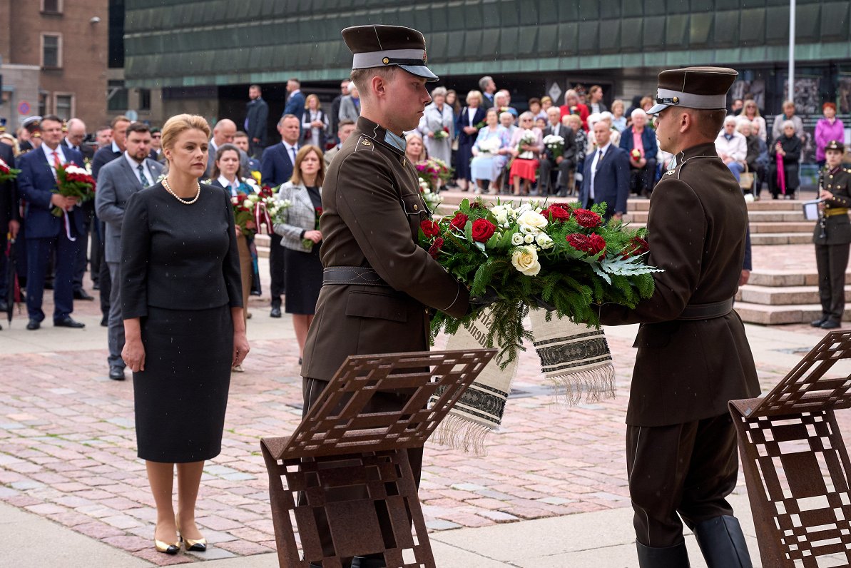 Komunistiskā genocīda upuru piemiņas dienas ziedu nolikšanas ceremonija.