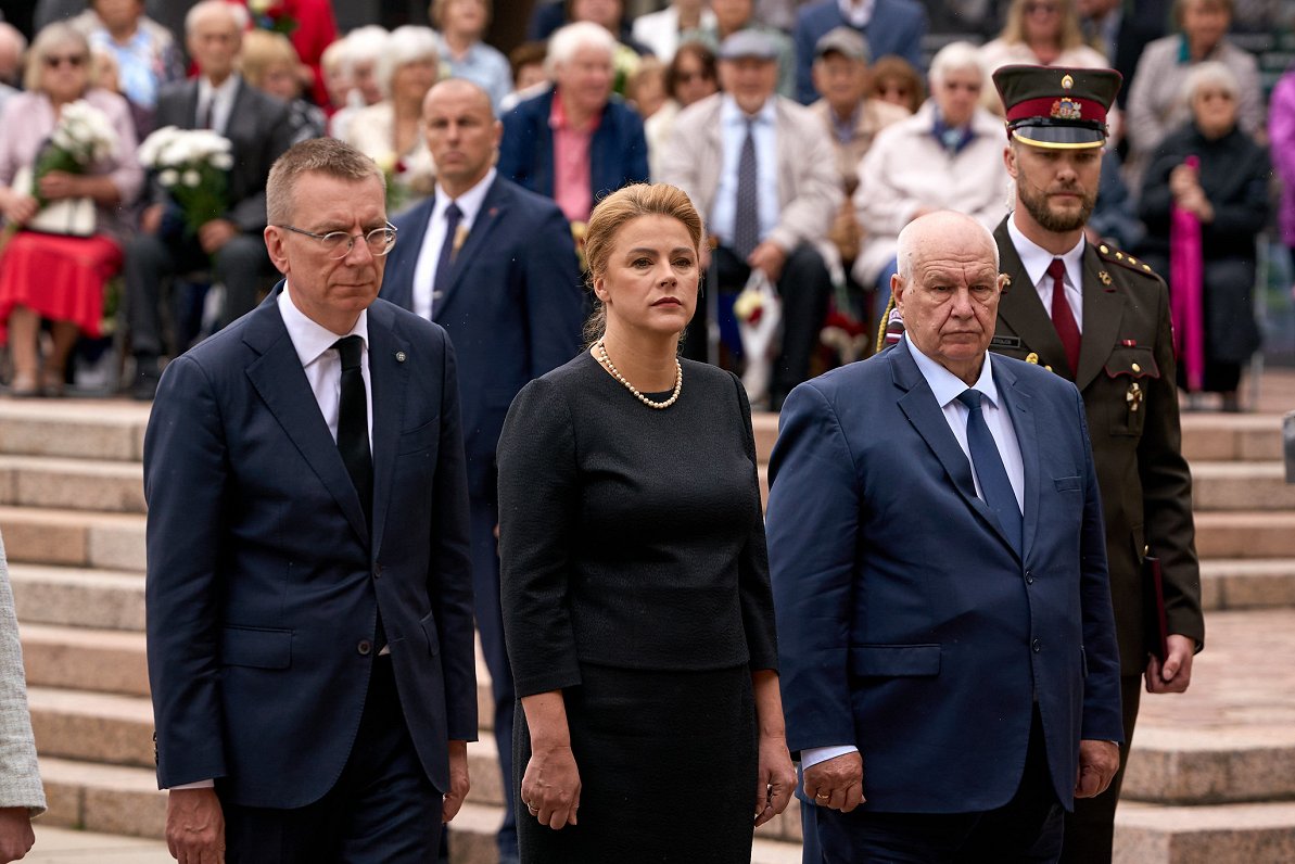 Komunistiskā genocīda upuru piemiņas dienas ziedu nolikšanas ceremonija.