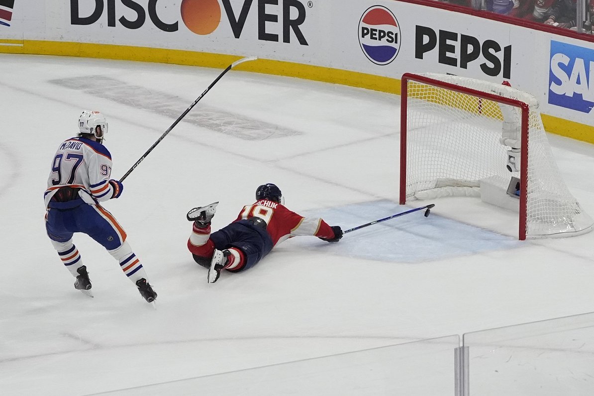 Edmontonas «Oilers» uzvar arī Floridā, atliek «Panthers» cerības uz NHL Stenlija kausu