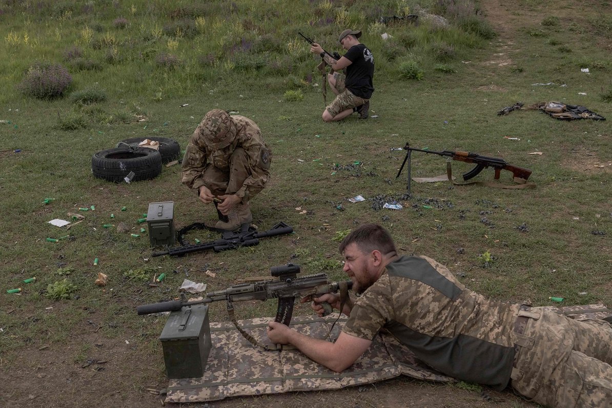 Ukraiņu karavīri militārajās mācībās Doneckas apgabalā