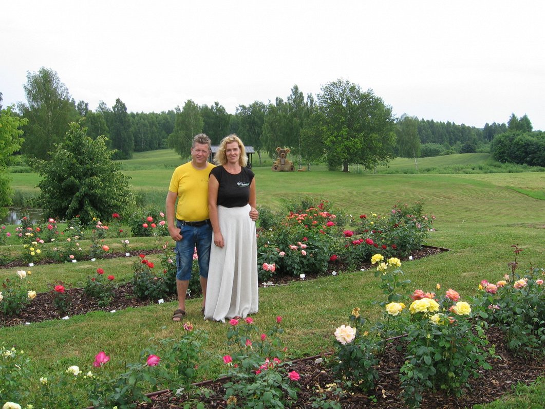 Pēteris un Ilze Līči no Jēkabpils novada Saukas pagasta SIA &quot;Ārītes&quot;, audzē 600 rožu šķirn...