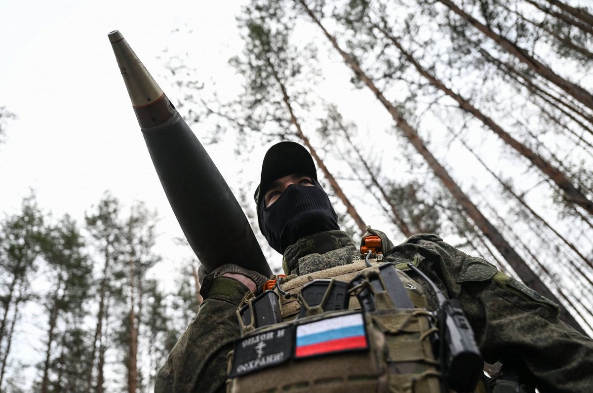 Krievijas armijas artilērists ar BM-21 &quot;Grad&quot; raķeti.