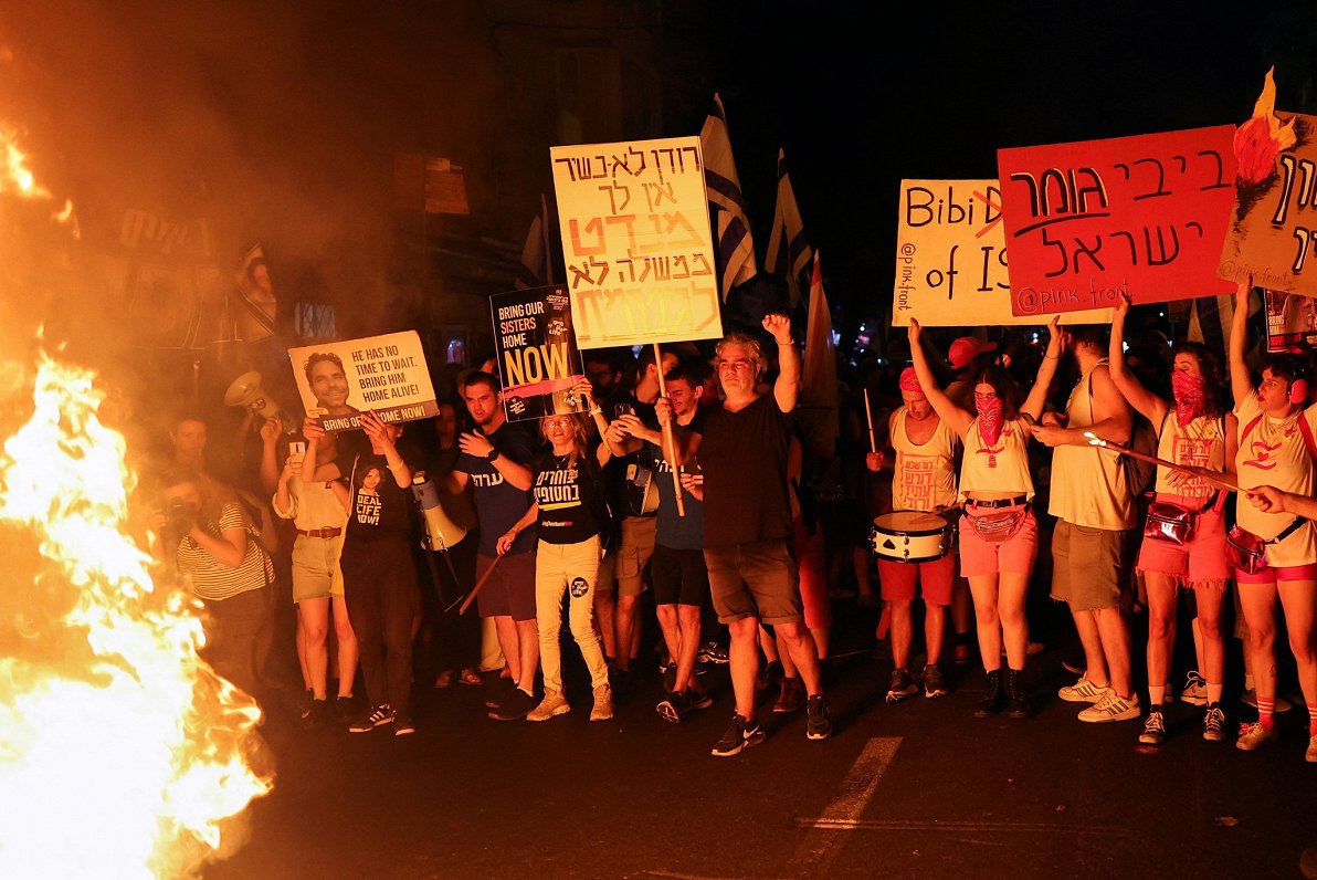 Cilvēki 22. jūnija vakarā Izraēlas pilsētā Telavivā protestē pret premjerministra Benjamina Netanjah...