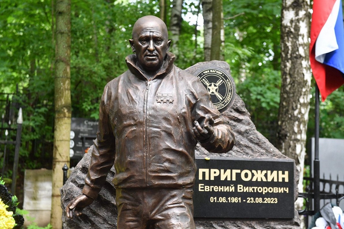 &quot;Vagner&quot; vadonis Jevgeņijs Prigožins tika apbedīts Sanktpēterburgā, kur pie viņa kapa uzce...