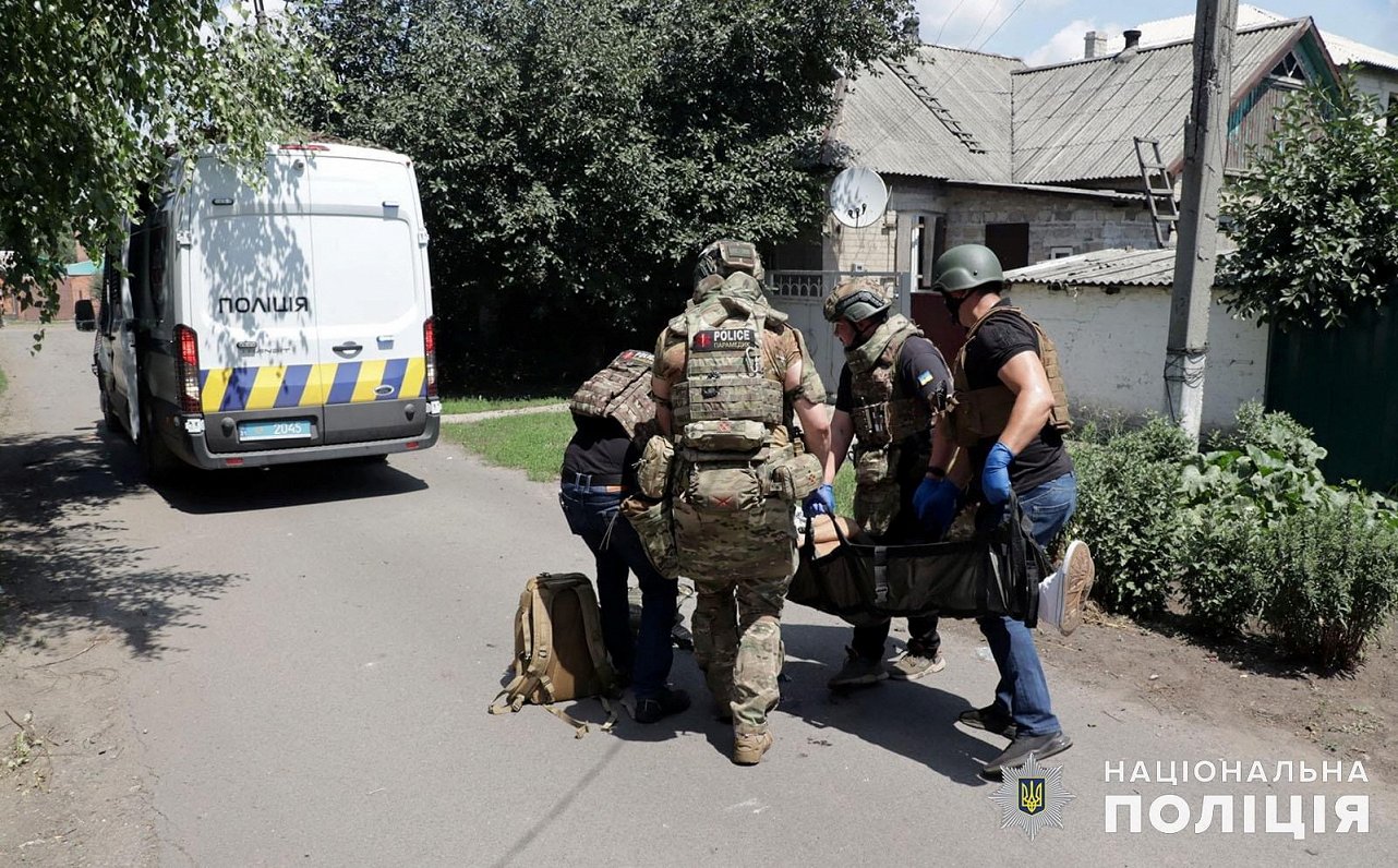 Эвакуируют раненого. Покровск, Донецкая область. 24.06.2024