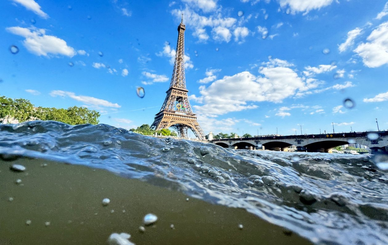 Sēnas upe Parīzē pie Eifeļa torņa