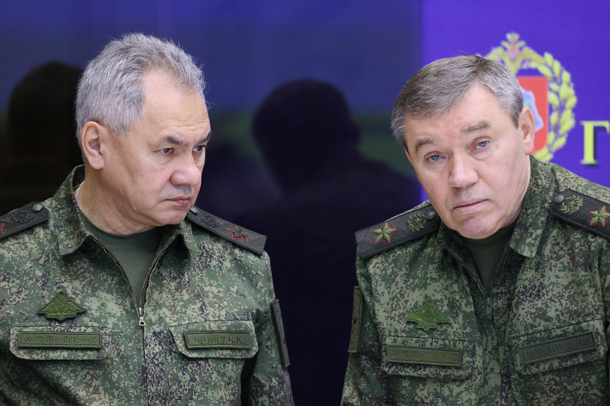 Starptautiskā Krimināltiesa izdevusi bijušā Krievijas aizsardzības ministra Sergeja Šoigu (no kreisā...