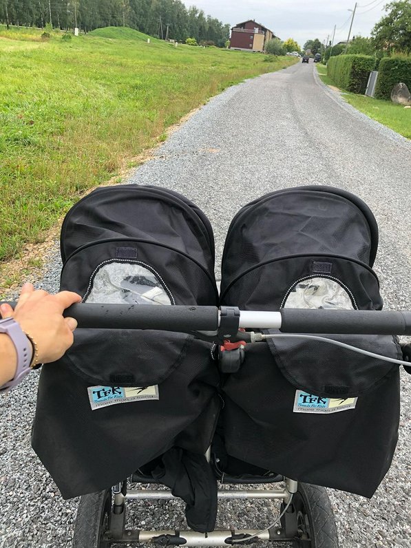 Ceļojot ar dvīņiem zīdaiņu vecumā, viena no problēmām, kas bija jāatrisina – kur tikt pie dvīņu rati...