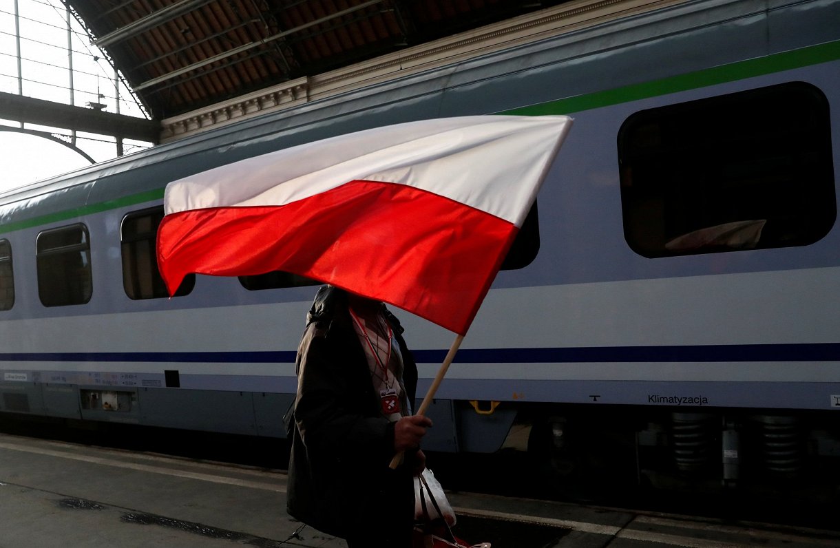Polijas karogs dzelzceļa stacijā.