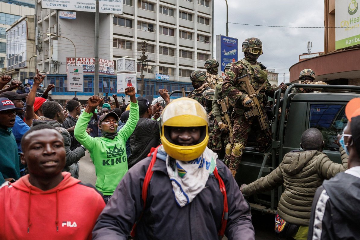 Civiliedzīvotāji un kārtībsargi protestu laikā Kenijas galvaspilsētā Nairobi