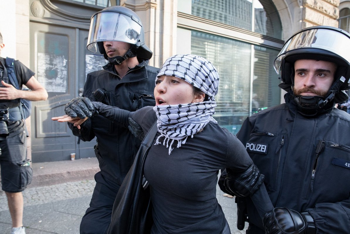 Vācijas policija aiztur palestīniešu atbalstītājus, kas bija ieņēmuši augstskolas ēku