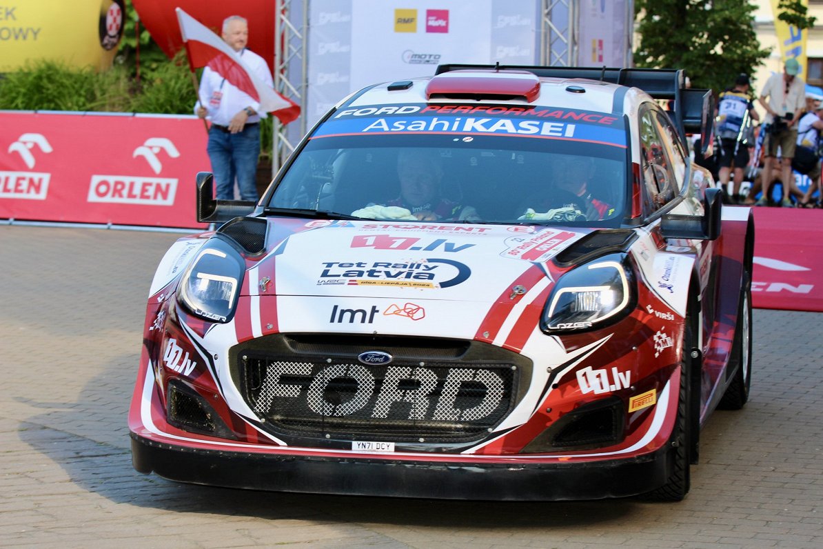 Seska/Franča ekipāža 2024. gada Polijas WRC posma atklāšanas ceremonijā.