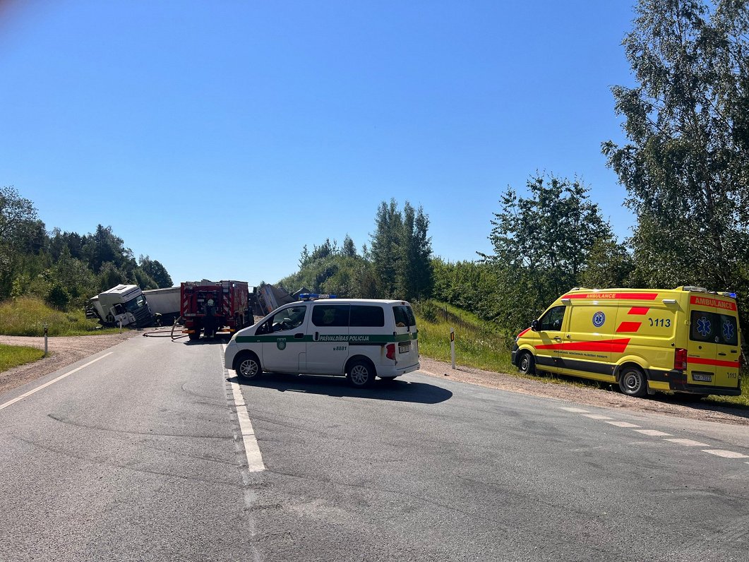 Trīs kravas automašīnu sadursme uz autoceļa Rīga–Ventspils (A10, 74.km).