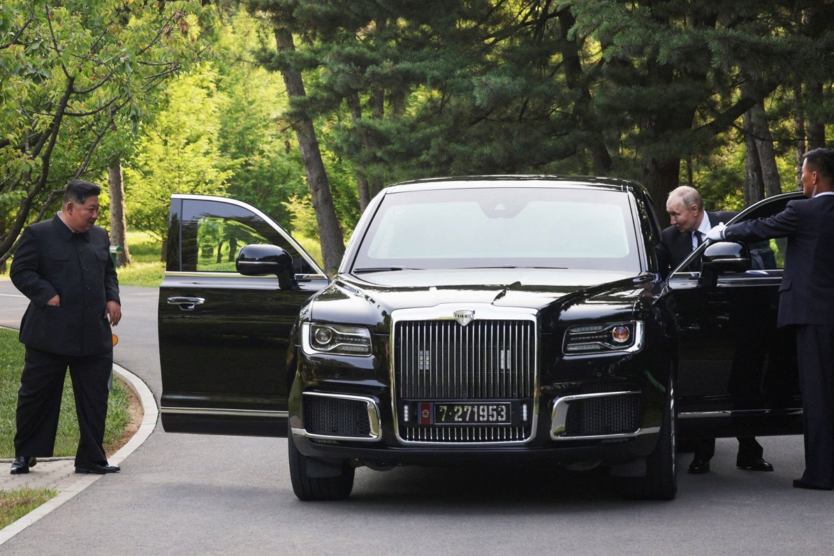 Krievijas vadītājs Vladimirs Putins pasniedz &quot;Aurus&quot; markas automašīnu kā dāvanu Ziemeļkor...