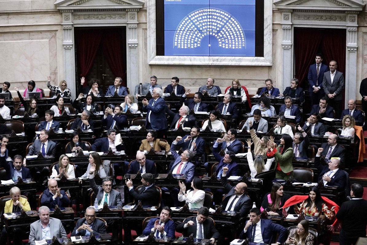Argentīnas parlaments apstiprinājis prezidenta Havjera Mileja ekonomiskās reformas.