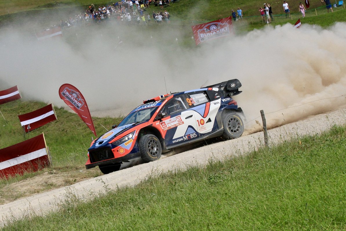 Andreasa Mikelsena ekipāža 2024. gada Polijas WRC posmā.