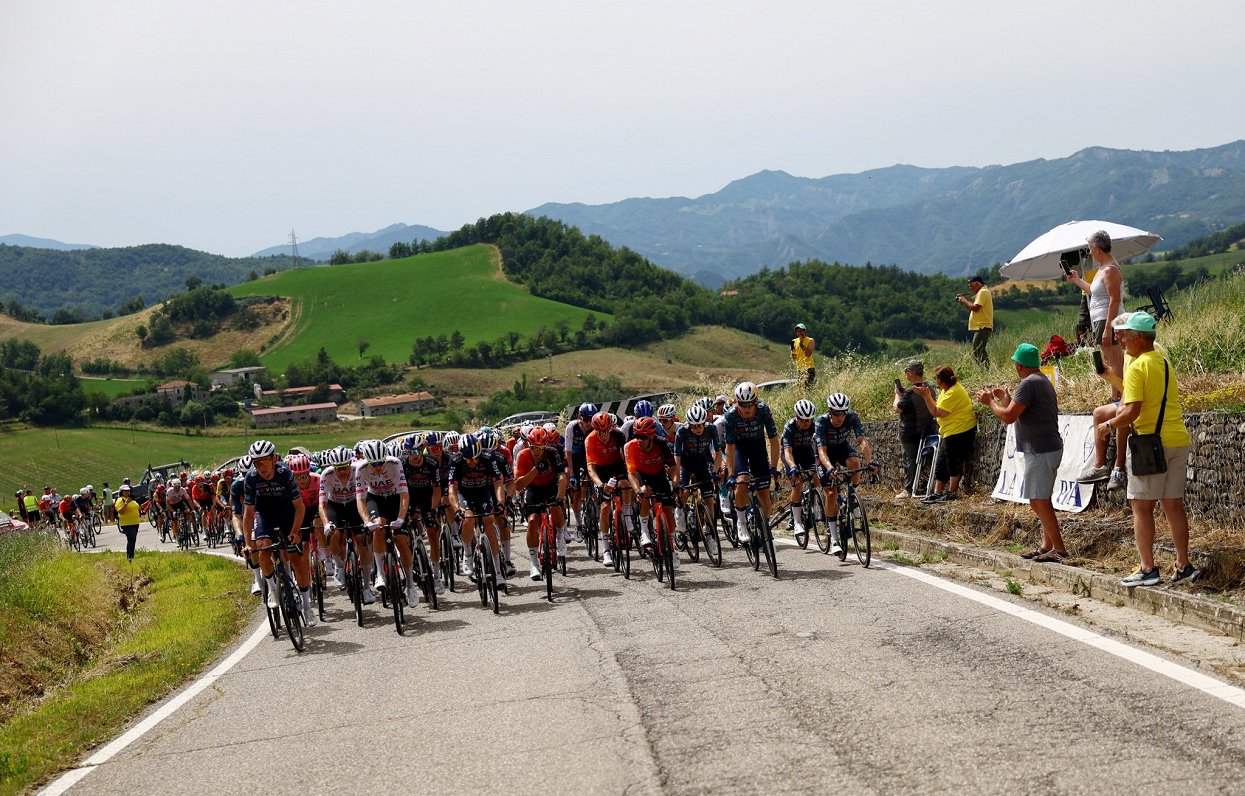 Riteņbraucēji &quot;Tour de France&quot; pirmajā posmā no Florences uz Rimini