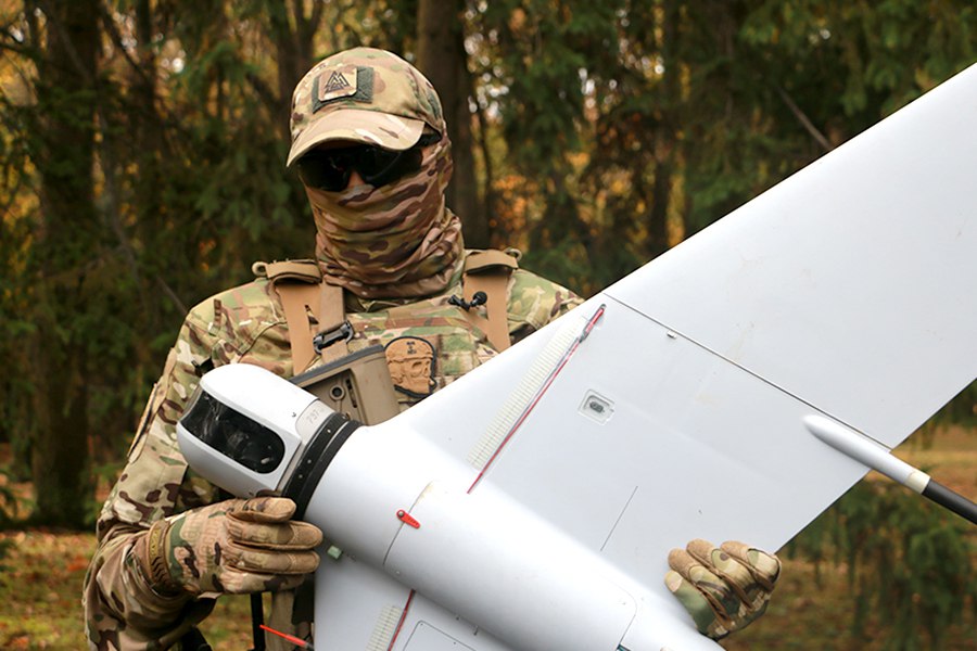 Ukrainas aizstāvji un notriektais &quot;Zala 421-16E&quot; drons Hersonas apgabalā